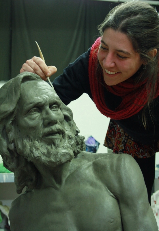 silvia riendo haciendo una escultura de un hombre